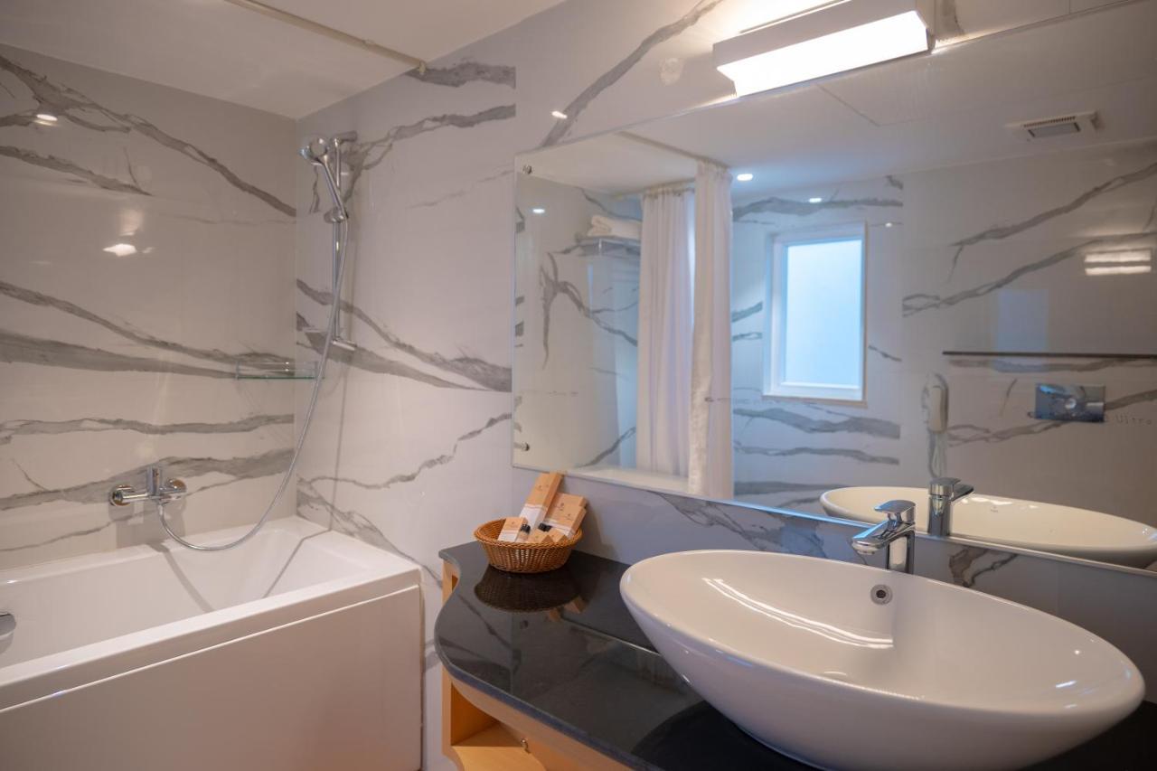 Clubway Grand A Boutique Hotel Jorhāt Esterno foto