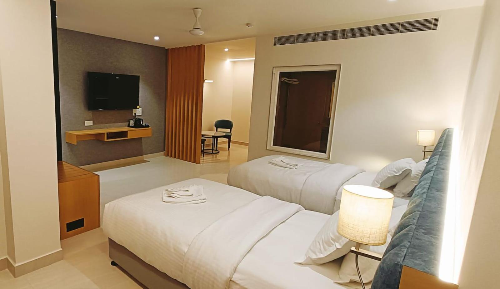 Clubway Grand A Boutique Hotel Jorhāt Esterno foto